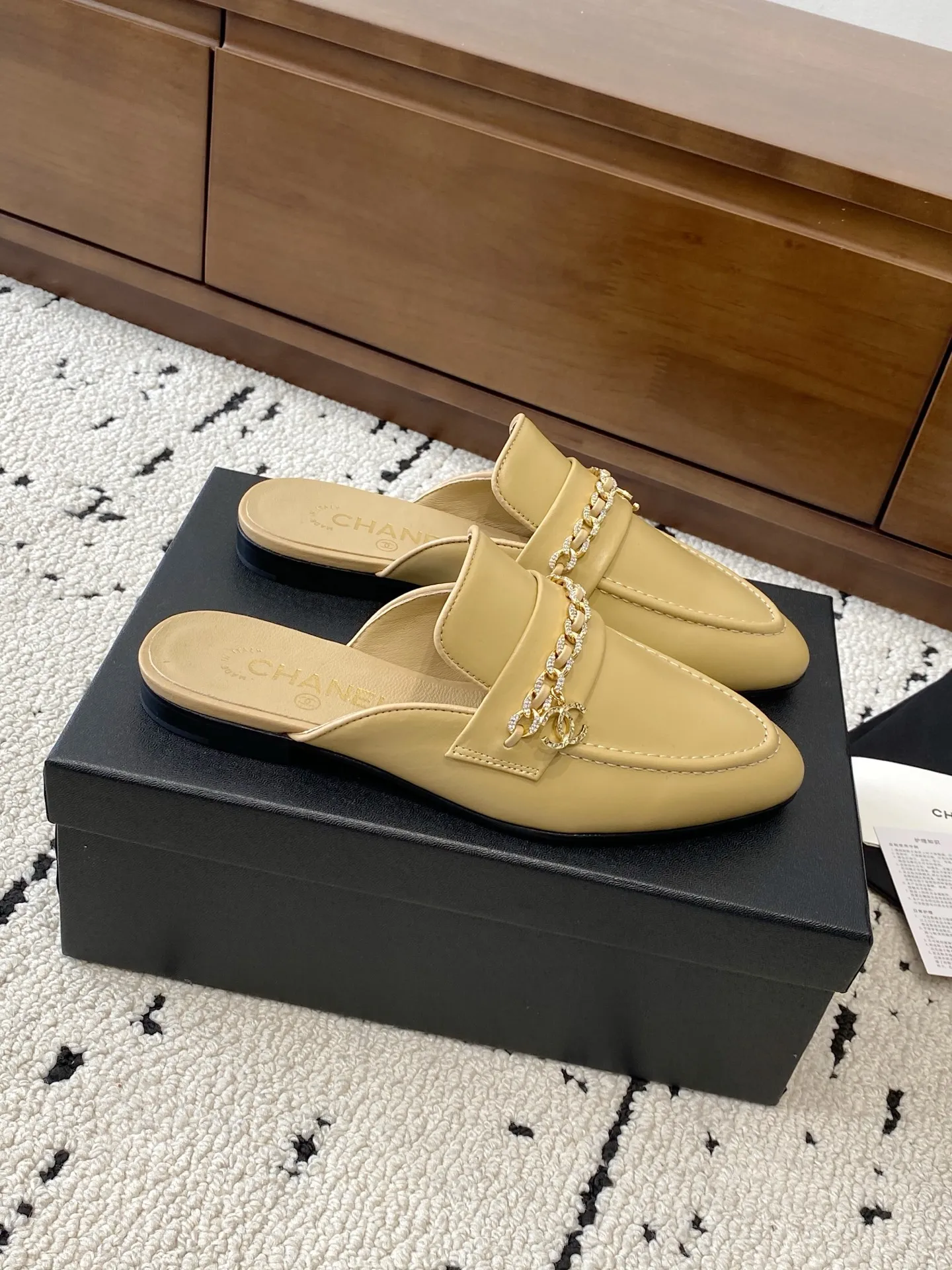 👟👟Ex-factory price 560👟👟 🍀CHANEL｜Chanel Chanel 25C early spring new product, chain buckle low-heeled pointed toe flat slippers, full of retro style, elegant shoe shape, very pleasing to look at. The pointed toe makes the feet become thinner and looks slender. The classic chain double C buckle is paired with a thick heel design. The shoe shape is particularly stylish and stylish. The upper is very elegant. The upper is made of top-grade lambskin and the lining is silk sheepskin. It is super comfortable. Italian imported cowhide outsole. Size: 35-39 (40/41 customized) 👉 👉 👉